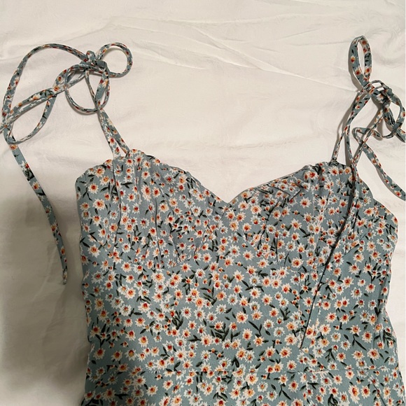 Floral dress with tie up straps (size XS) - Picture 3 of 4
